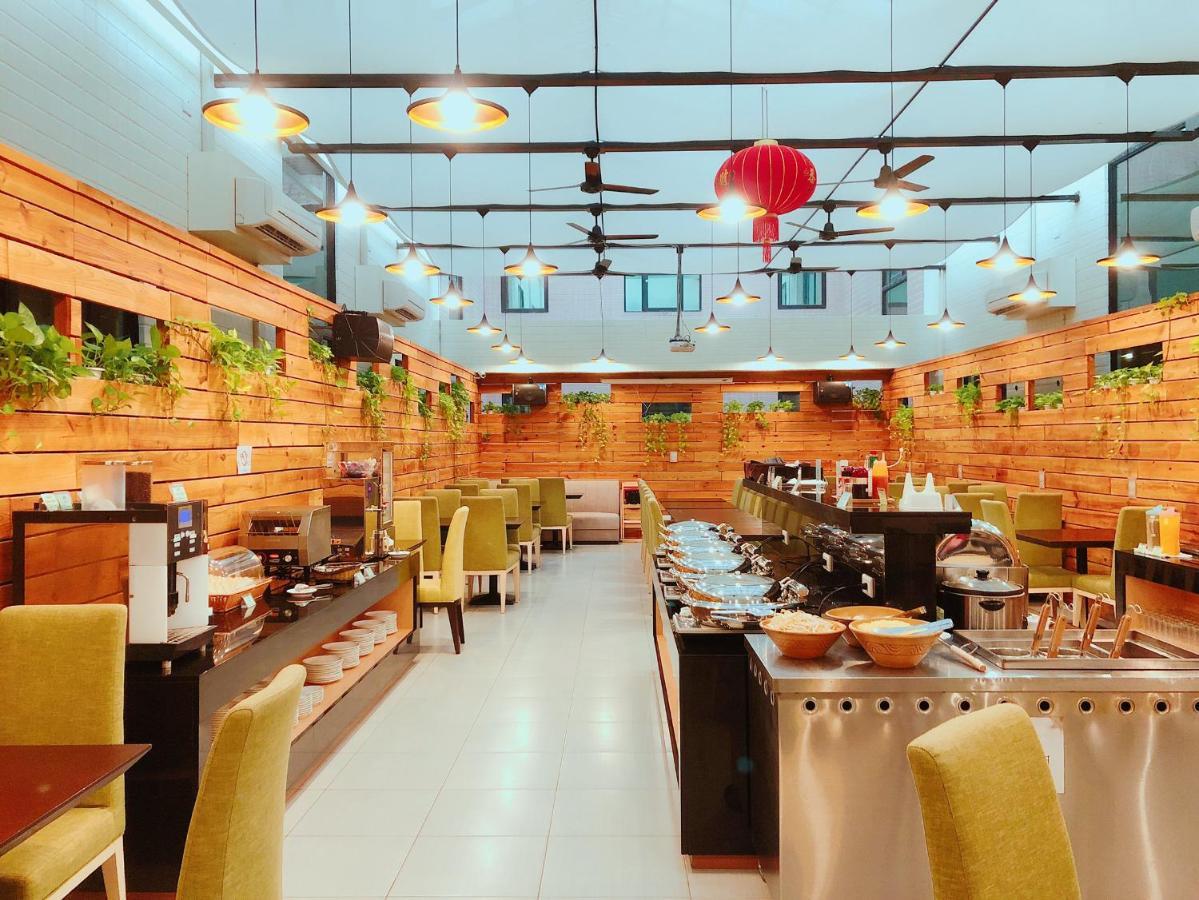 Wemeet Hotel Pingtung Bagian luar foto