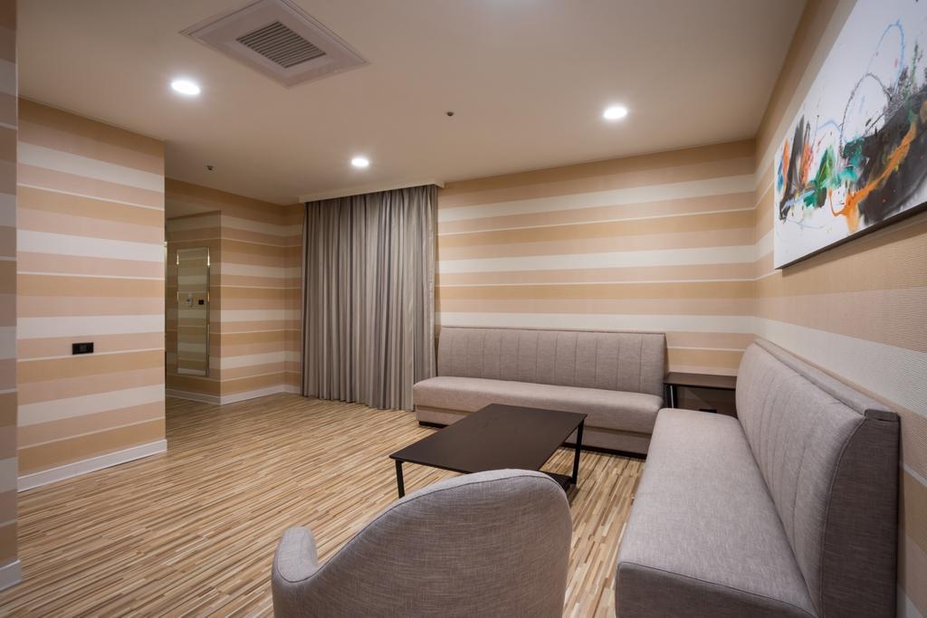 Wemeet Hotel Pingtung Bagian luar foto