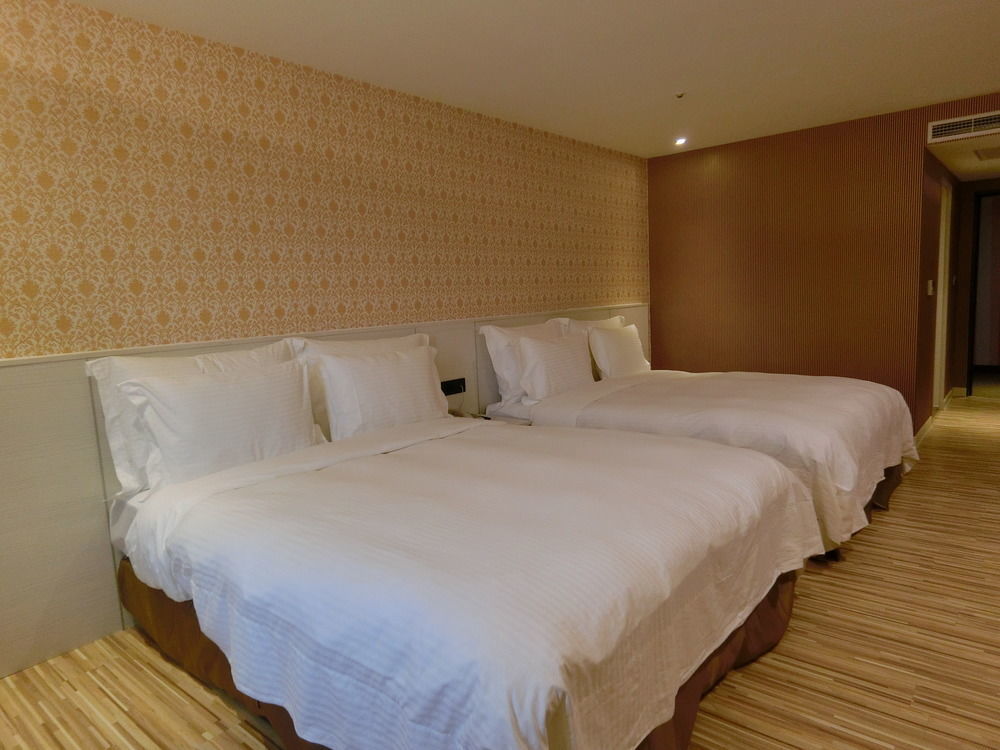 Wemeet Hotel Pingtung Bagian luar foto