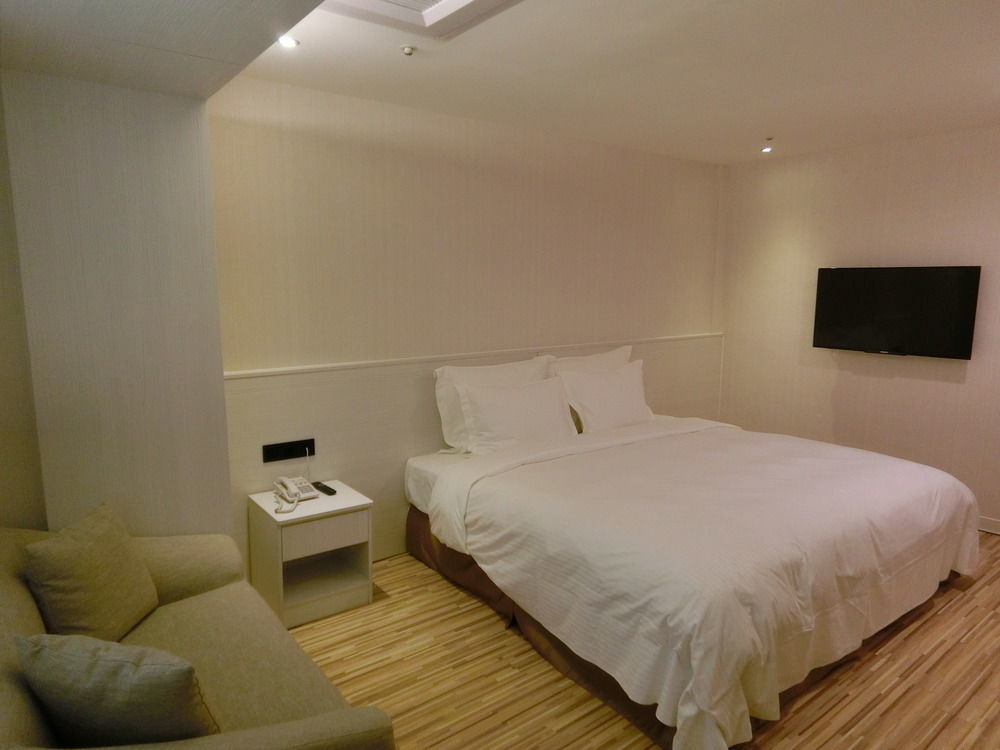Wemeet Hotel Pingtung Bagian luar foto