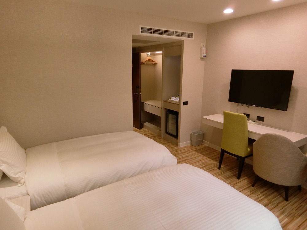 Wemeet Hotel Pingtung Bagian luar foto