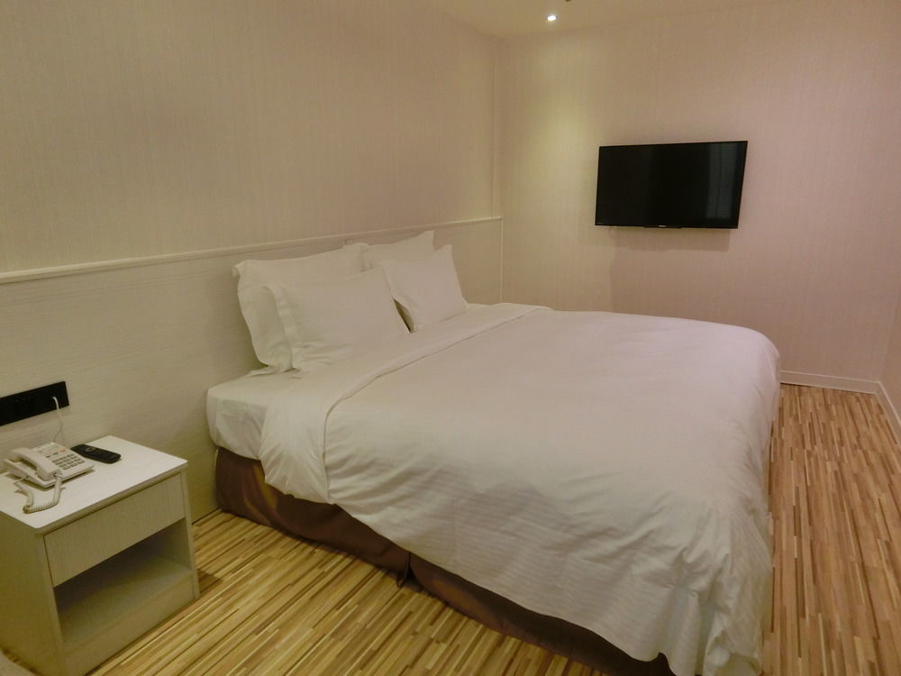 Wemeet Hotel Pingtung Bagian luar foto