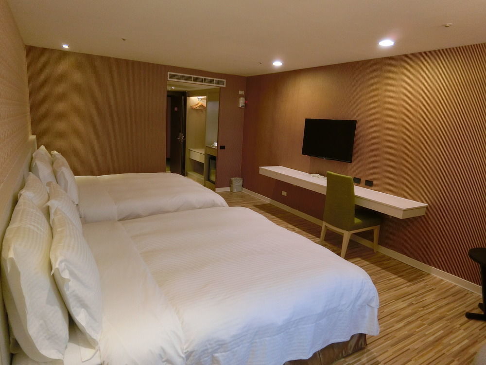 Wemeet Hotel Pingtung Bagian luar foto