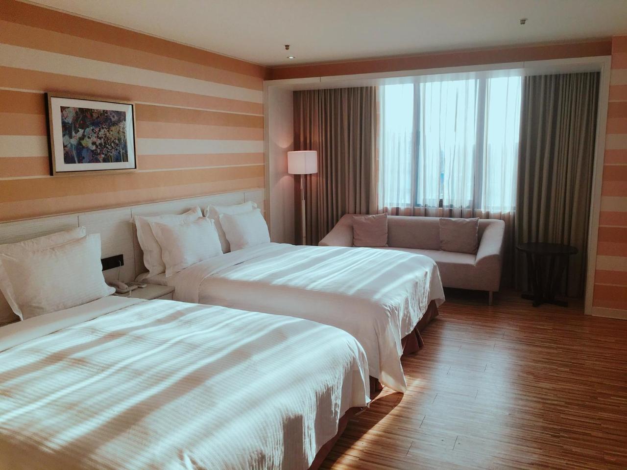 Wemeet Hotel Pingtung Bagian luar foto