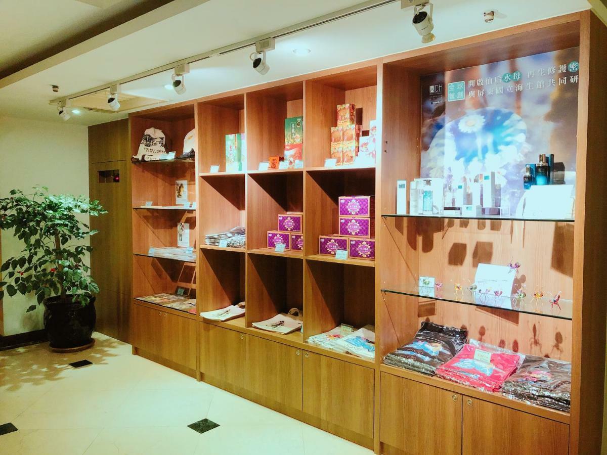 Wemeet Hotel Pingtung Bagian luar foto