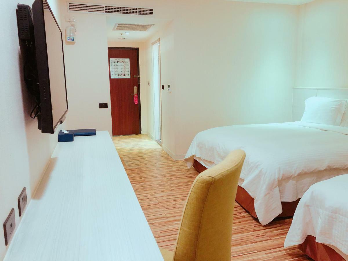 Wemeet Hotel Pingtung Bagian luar foto