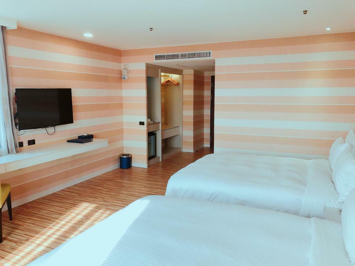 Wemeet Hotel Pingtung Bagian luar foto
