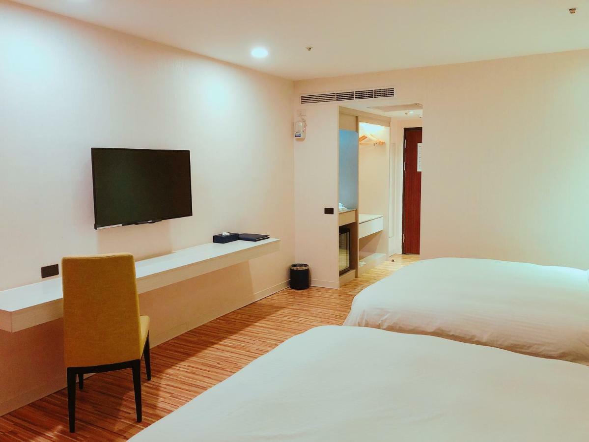 Wemeet Hotel Pingtung Bagian luar foto