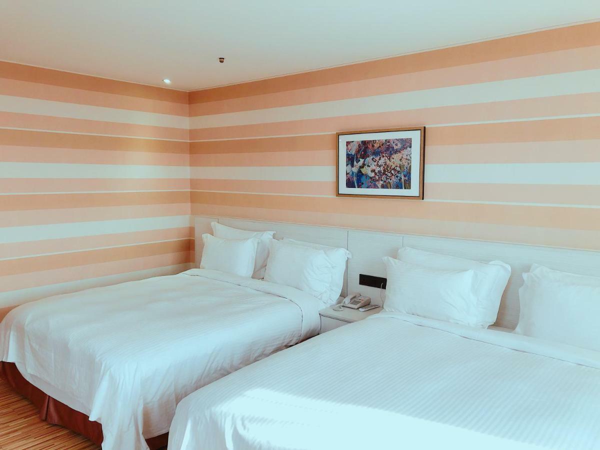 Wemeet Hotel Pingtung Bagian luar foto