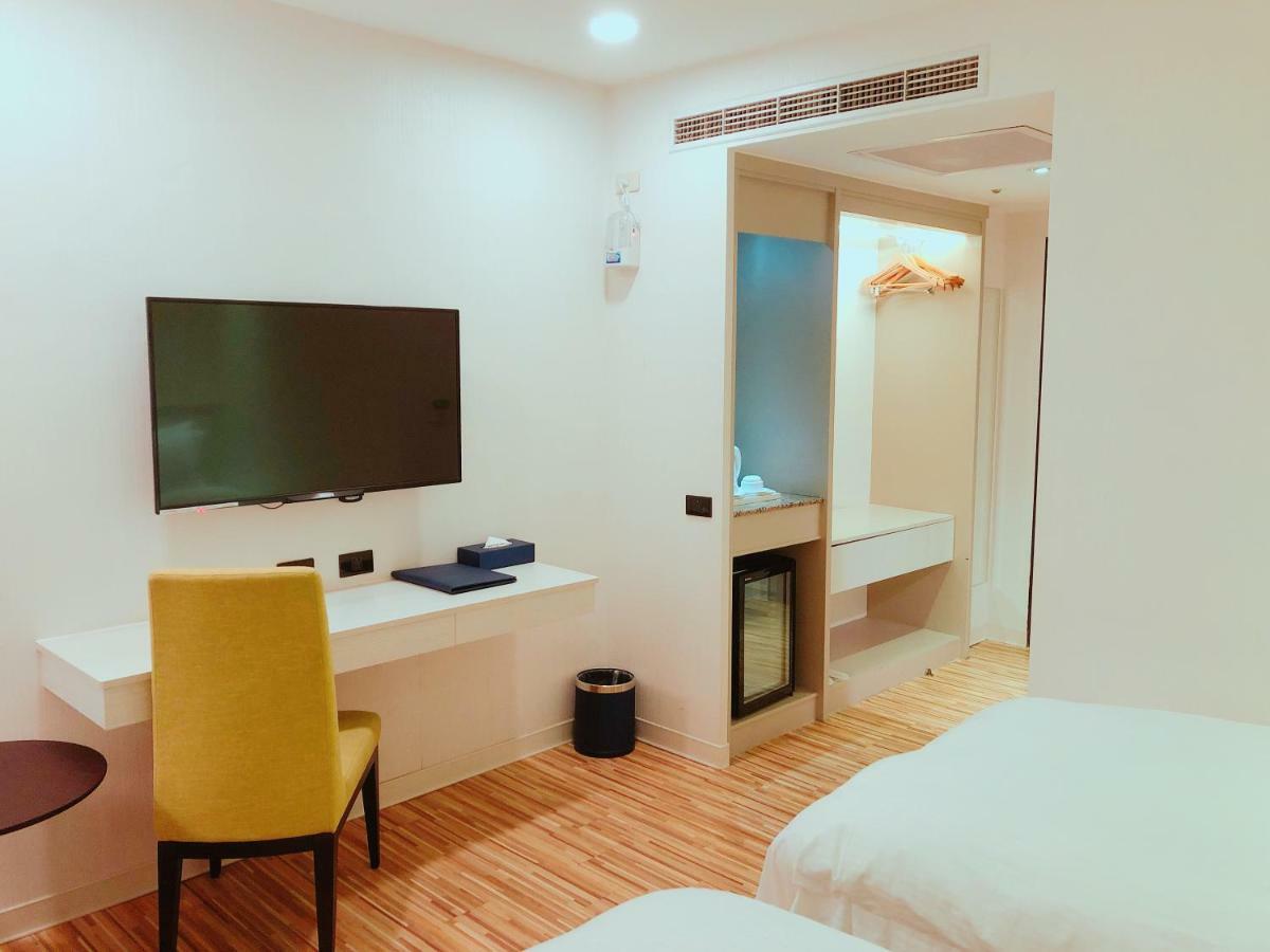 Wemeet Hotel Pingtung Bagian luar foto