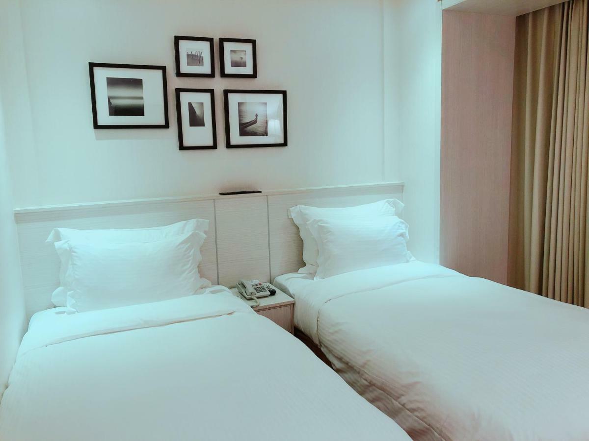 Wemeet Hotel Pingtung Bagian luar foto