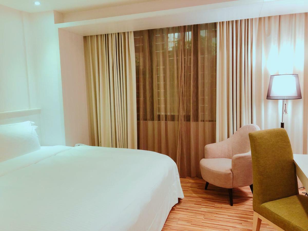 Wemeet Hotel Pingtung Bagian luar foto