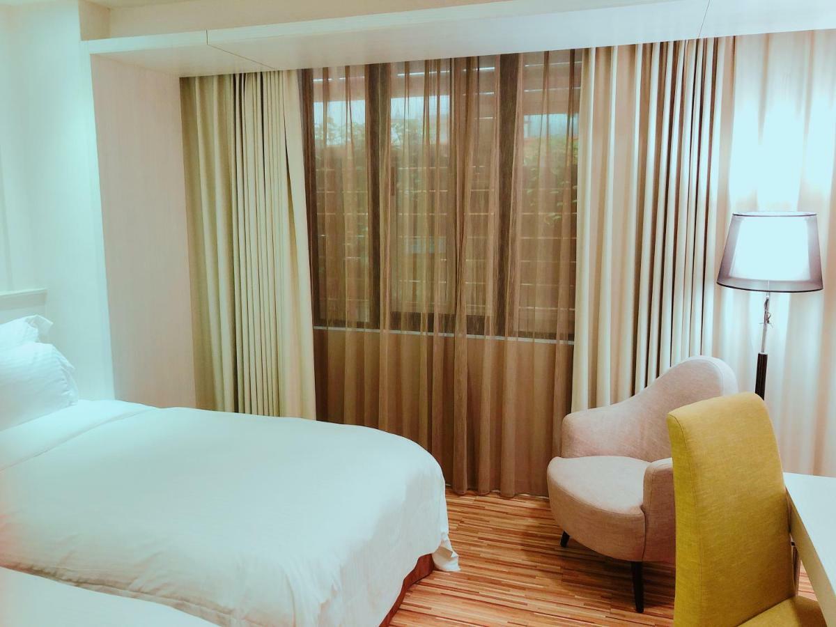 Wemeet Hotel Pingtung Bagian luar foto